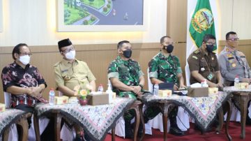 Danrem 071/Wijayakusuma Bersama Forkopimda Banyumas Ikuti Vicon dengan Presiden RI
