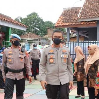 Wakapolresta Bandung Hadiri Vaksinasi Serentak di SD Giriharja, Baleendah