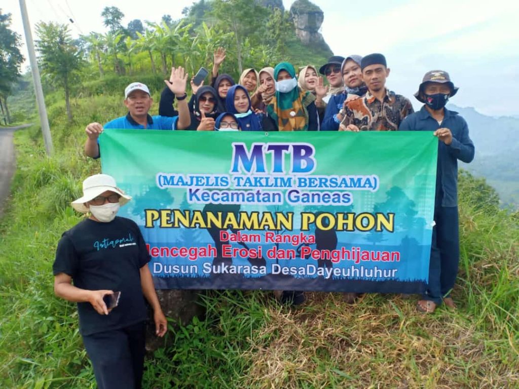Majelis Taklim Kecamatan Ganeas dan Kepala Desa Dayeuluhur Giat Penanamam Bibit Pohon