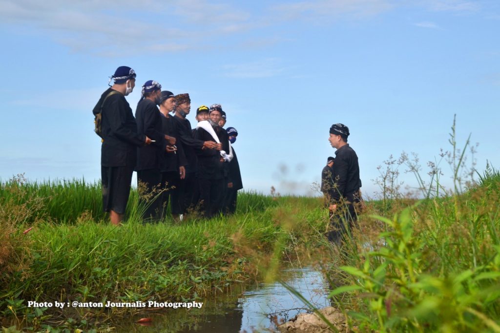 Mapag Tamba, Ritual Penyiraman Air Suci ke Sawah Didesa Lelea