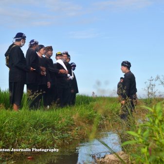 Mapag Tamba, Ritual Penyiraman Air Suci ke Sawah Didesa Lelea