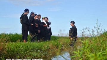 Mapag Tamba, Ritual Penyiraman Air Suci ke Sawah Didesa Lelea