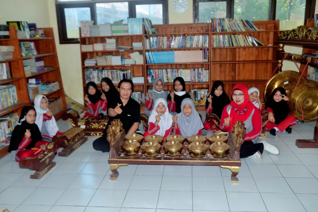 Pemprov Jabar Berikan Alat Kesenian Daerah Kepada UPTD SDN 1Tukdana