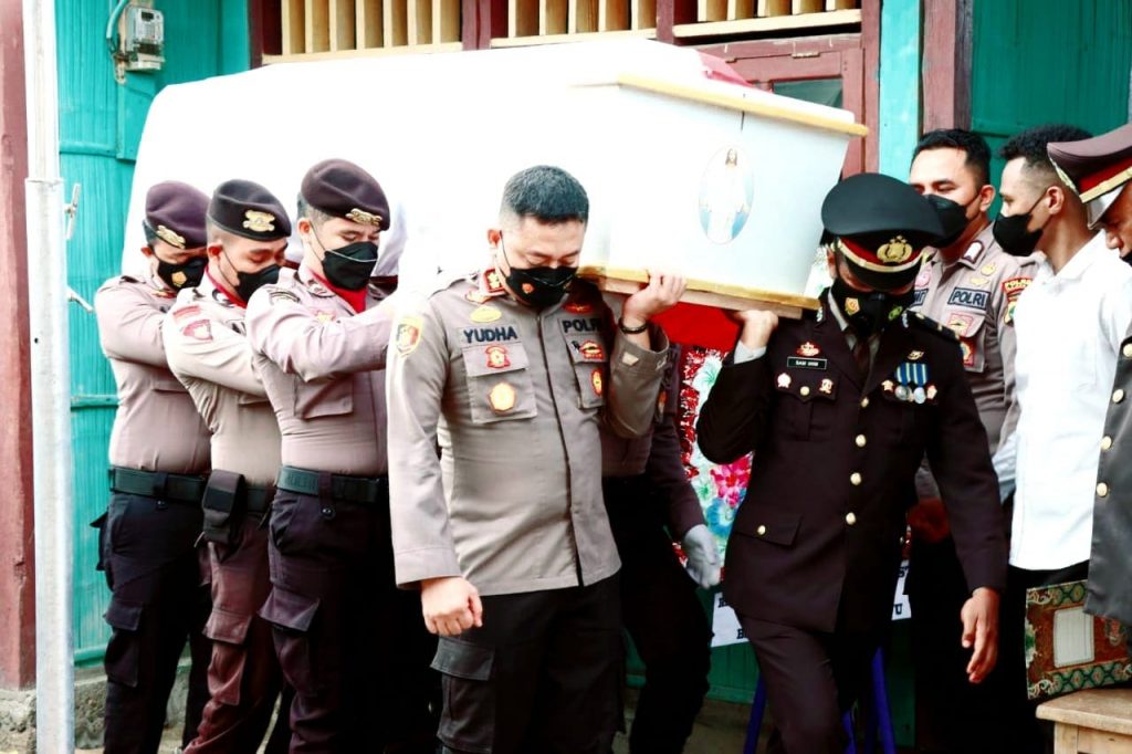 Nagekeo : Anggota Meninggal, Kapolres Pikul Peti Mayat