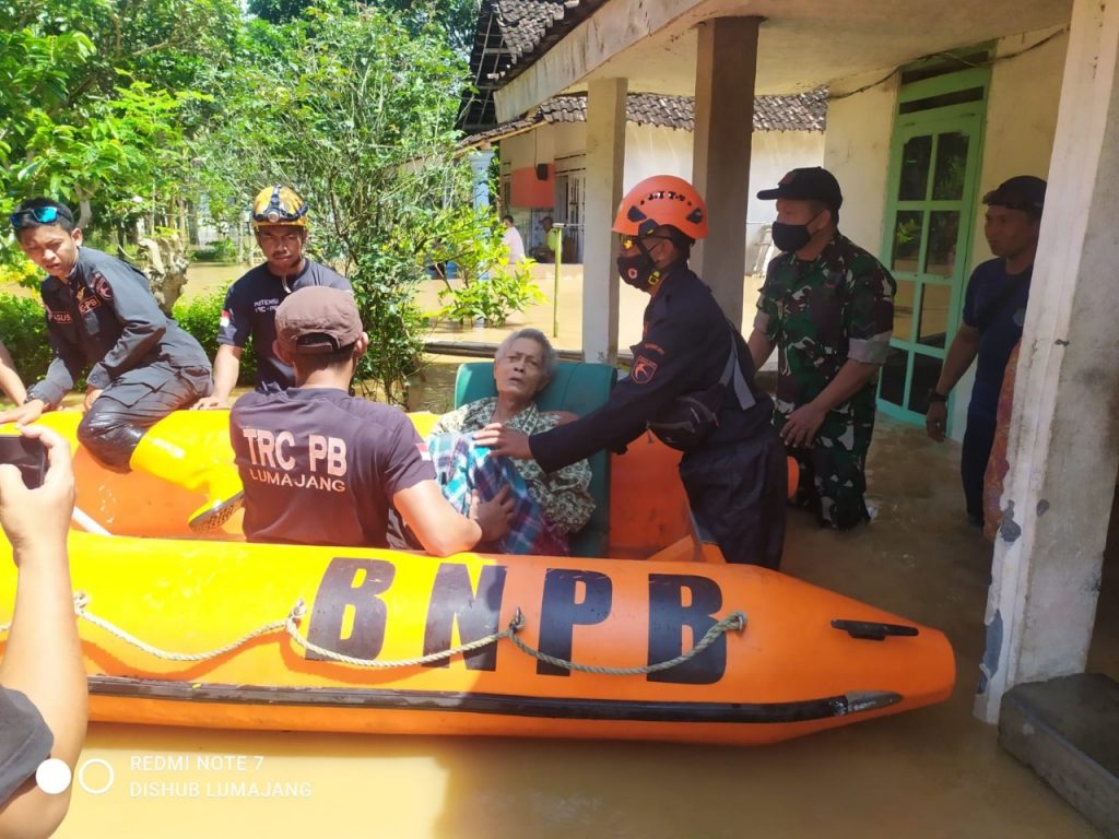 TNI Lumajang Disiagakan untuk Tangani Bencana Banjir di Desa Sidorejo