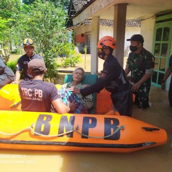 TNI Lumajang Disiagakan untuk Tangani Bencana Banjir di Desa Sidorejo