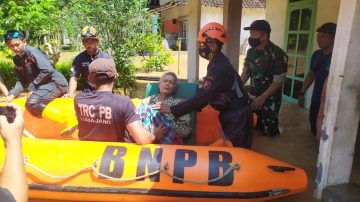 TNI Lumajang Disiagakan untuk Tangani Bencana Banjir di Desa Sidorejo