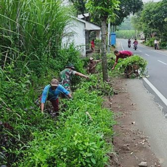 Cegah Banjir TNI Dan Warga Kalisemut Lumajang Gotong Royong Bersihkan Lingkungan