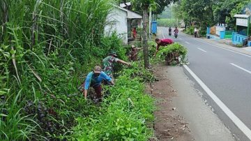 Cegah Banjir TNI Dan Warga Kalisemut Lumajang Gotong Royong Bersihkan Lingkungan