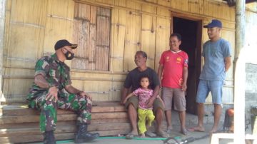 Babinsa Koramil 01 Bajawa Flores Perkuat Keakraban Dengan Masyarakat
