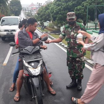 Berkah Ramadhan, Kodim 1625 Ngada Bagikan Takjil Untuk Warga