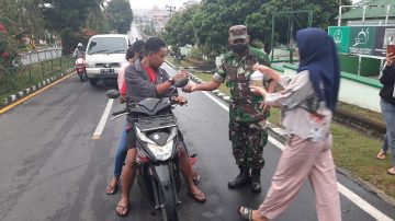 Berkah Ramadhan, Kodim 1625 Ngada Bagikan Takjil Untuk Warga