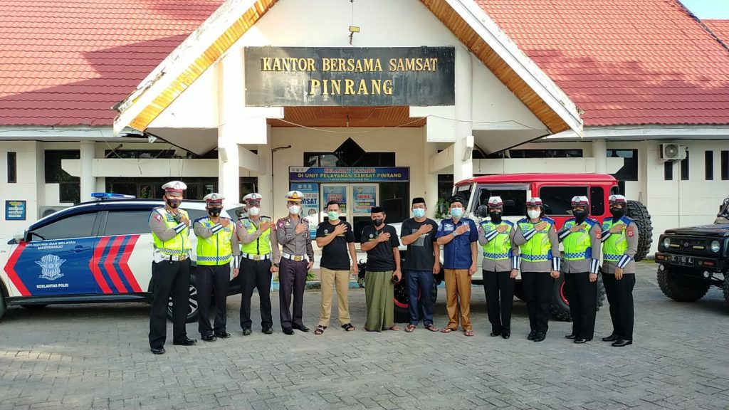Bersama PJC, Kanit Regident Samsat Polres Pinrang Berbagi Sedekah Ramadhan di Panti Tutwuri Handayani