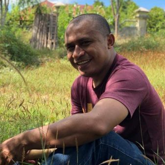 FORUM PRESIDENSI G-20 : MENDAYUNG DI ANTARA DUA KARANG