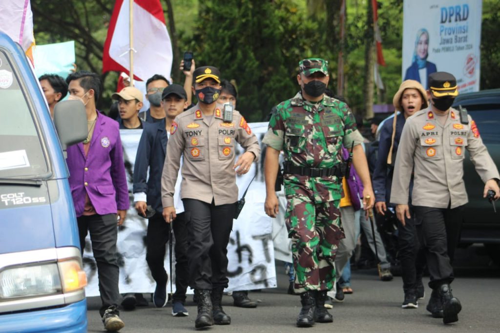 Dandim 0613/Ciamis Dan Kapolres Ciamis Ikuti Longmars Mahasiswa Unjuk Rasa