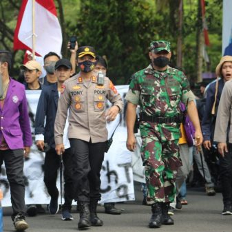 Dandim 0613/Ciamis Dan Kapolres Ciamis Ikuti Longmars Mahasiswa Unjuk Rasa