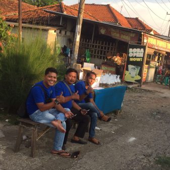 Organisasi WAJIB, Bagikan Takjil Gratis Untuk Pengguna Jalan Dan Masyarakat Setempat 