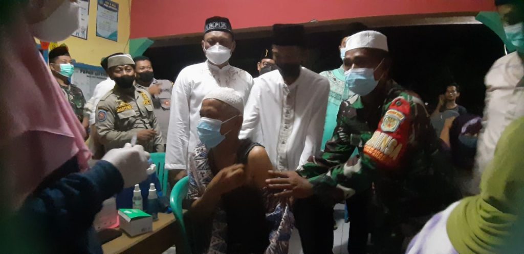 Dandim 0613/Ciamis Tinjau Vaksinasi dan Bagikan Sembako di Kota Banjar