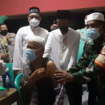 Dandim 0613/Ciamis Tinjau Vaksinasi dan Bagikan Sembako di Kota Banjar