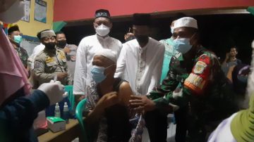 Dandim 0613/Ciamis Tinjau Vaksinasi dan Bagikan Sembako di Kota Banjar