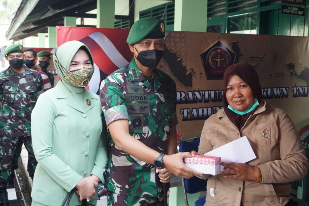 Danrem 071/Wijayakusuma Serahkan Bantuan Tunai BTPKLWN Dari Pemerintah