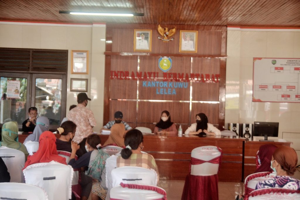 Warga Desa Lelea Terima Pemberian BLT Minyak Goreng Disatukan dengan BPNT