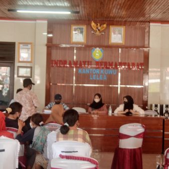 Warga Desa Lelea Terima Pemberian BLT Minyak Goreng Disatukan dengan BPNT