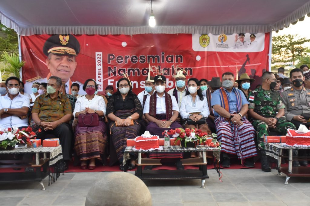 Resmikan Nama Jalan Frans Lebu Raya, Lusia Terharu