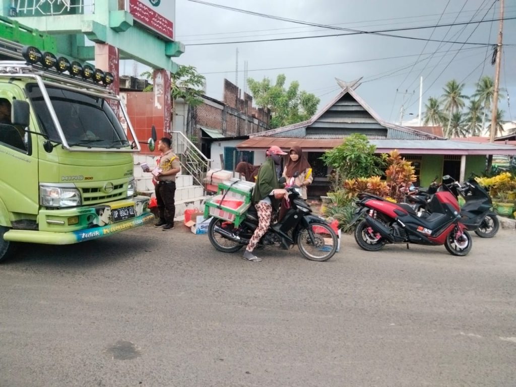 Ambalan Rajawali (pramuka) SMKN 8 Tiroang Bagi-Bagi Takjil