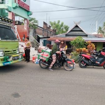 Ambalan Rajawali (pramuka) SMKN 8 Tiroang Bagi-Bagi Takjil 