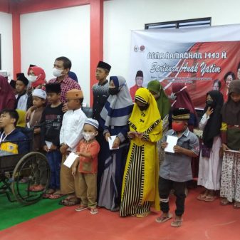 Sambut Idul Fitri 1443 H, Umar Bashor Santuni Yatim Dan Piatu
