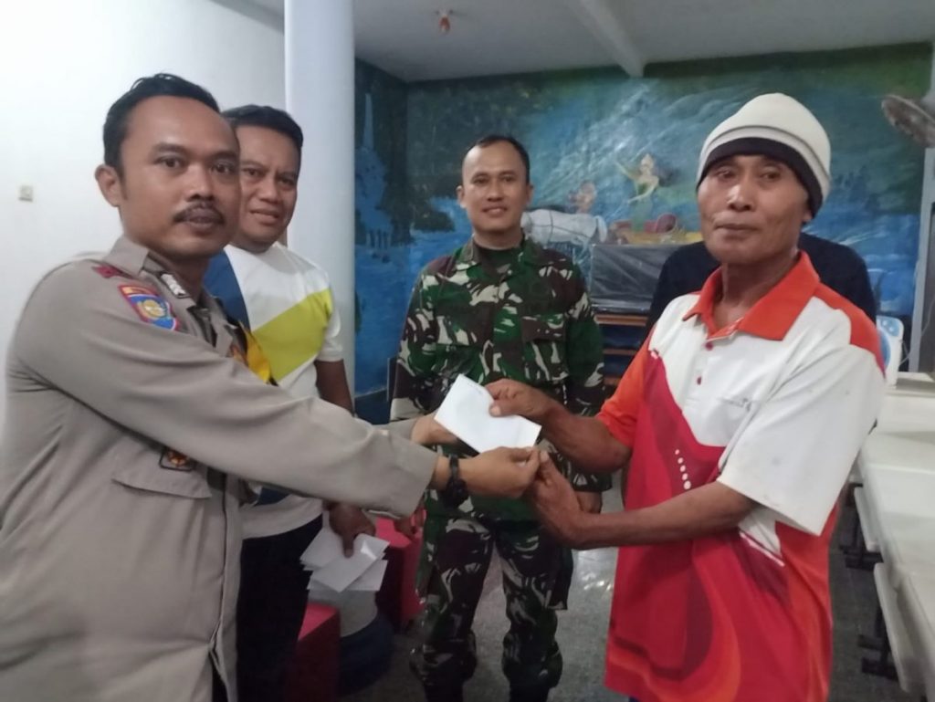 Polsek Pameungpeuk dan Pengusaha Bersinergi Berbagi di Bulan Puasa