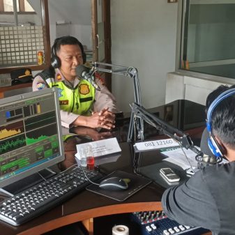 Sat Binmas Polres Tasik Kota Berikan Informasi Seputar Operasi Ketupat Lodaya 2022 Melalui Radio Buana Jaya FM
