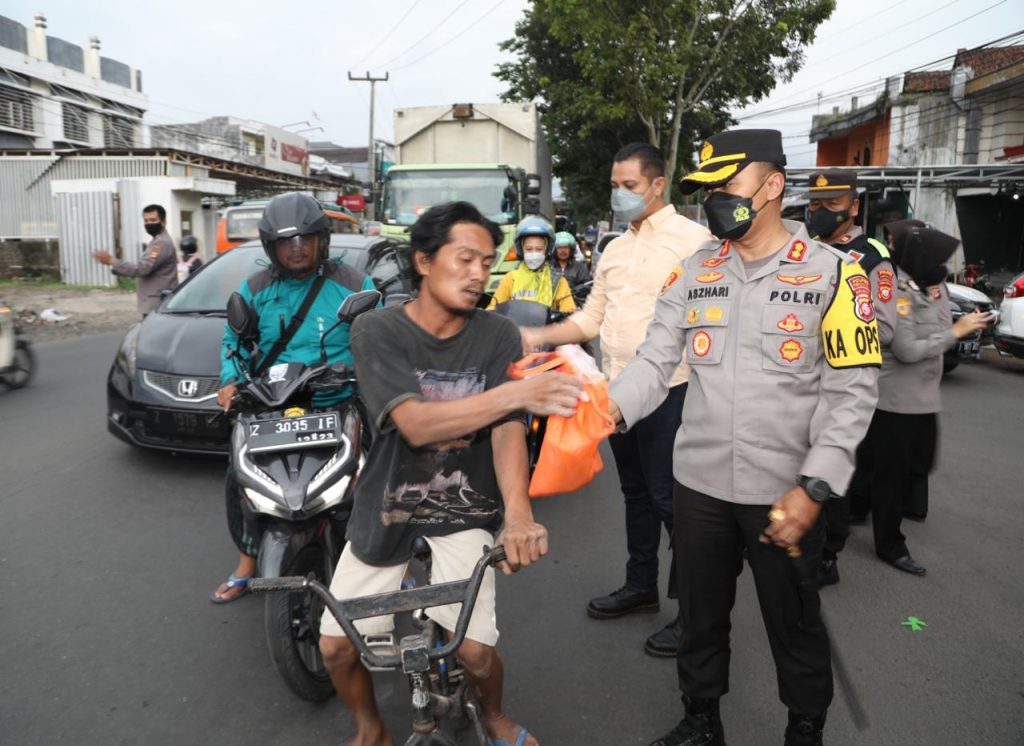 Kapolres AKBP Aszhari Kurniawan Bersama Polwan Polres Tasikmalaya Kota Bagikan Takjil Kepada Pengguna Jalan