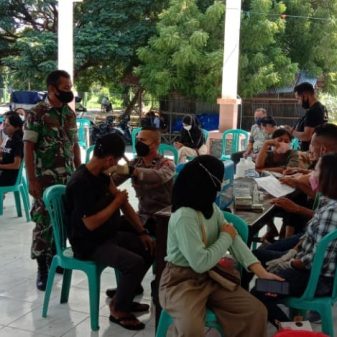 Danramil Aesesa Nagekeo Lakukan Pengamanan Vaksinasi
