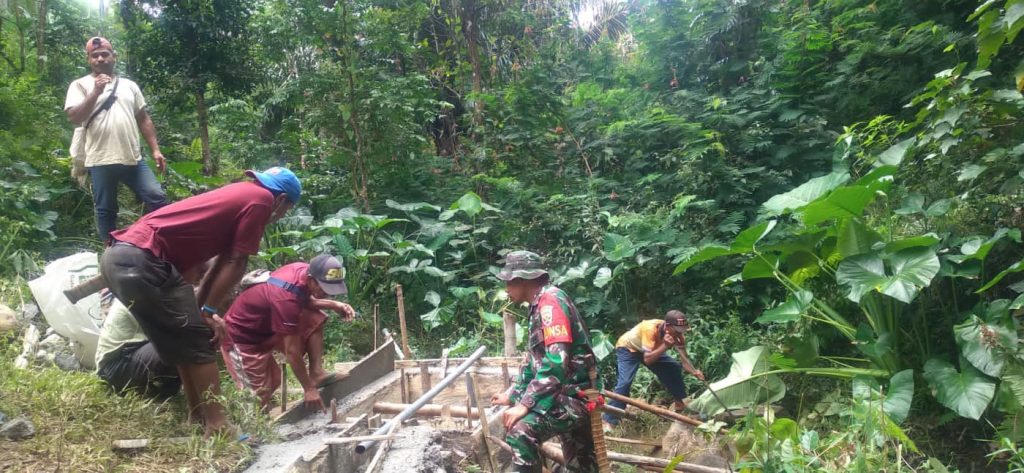 Babinsa 01 Bajawa Bersama Warga Kerja Bak Penampungan Air