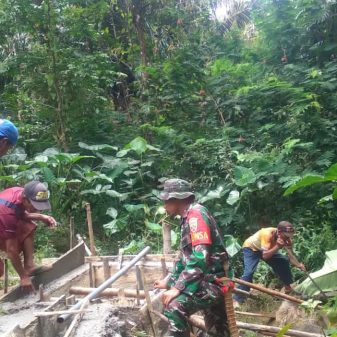 Babinsa 01 Bajawa Bersama Warga Kerja Bak Penampungan Air