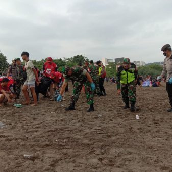 Tebaran Sampah Di Pantai Pangandaran, TNI Polri Warga Bersih-Bersih