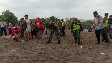 Tebaran Sampah Di Pantai Pangandaran, TNI Polri Warga Bersih-Bersih