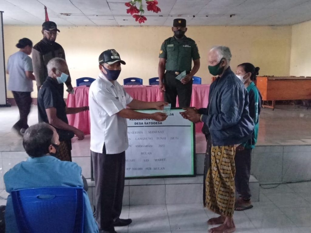 Babinsa Koramil 01 Bajawa Monitor Pembagian BLT Ratogesa Ngada