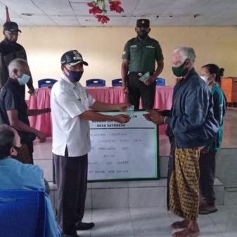 Babinsa Koramil 01 Bajawa Monitor Pembagian BLT Ratogesa Ngada