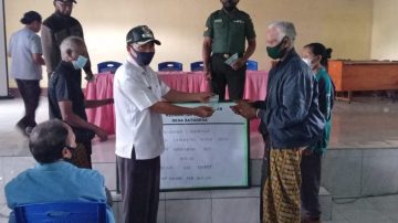 Babinsa Koramil 01 Bajawa Monitor Pembagian BLT Ratogesa Ngada