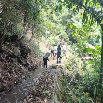 Pakai Peralatan Sederhana, Babinsa Mauponggo Dan Warga Bersih Parit