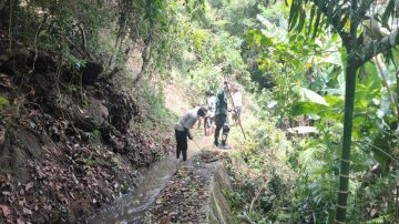 Pakai Peralatan Sederhana, Babinsa Mauponggo Dan Warga Bersih Parit