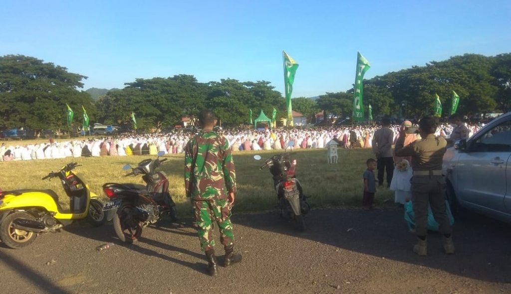 Sholat Idul Fitri 1443H di Kota Mbay, Koramil 1625-05 Aesesa Patroli Prokes