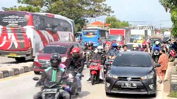 Arus Balik Jalur Pantura Kandanghaur Indramayu Padat Ramai