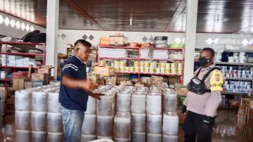 Personil Polsek Wahai Gelar Giat Pengamanan dan Pengawasan Pendistribusian Minyak Goreng 