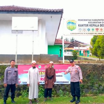 Kapolsek Cineam Pasang Spanduk Himbauan dan Penolakan Geng Motor dan Kenalpot Bising
