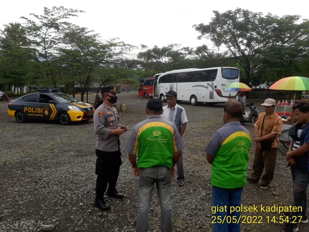 Kapolsek Kadipaten Kunjungi Objek Wisata, Berikan Himbauan Kepada Awak Bus Pariwisata