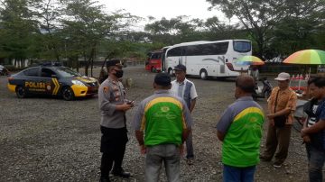 Kapolsek Kadipaten Kunjungi Objek Wisata, Berikan Himbauan Kepada Awak Bus Pariwisata